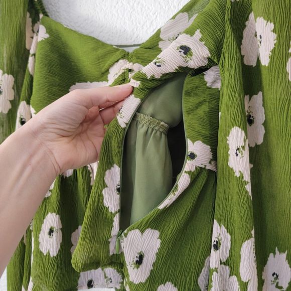 ASTR the Label Toscana Babydoll Blouse Green Floral Bubble Sleeve Size Small - Picture 8 of 10